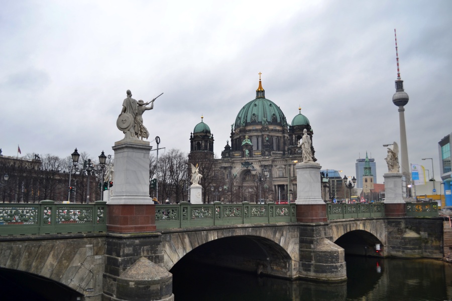 Берлин. Вид на собор через Дворцовый мост