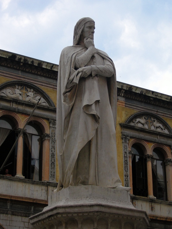 Верона. Памятник Данте