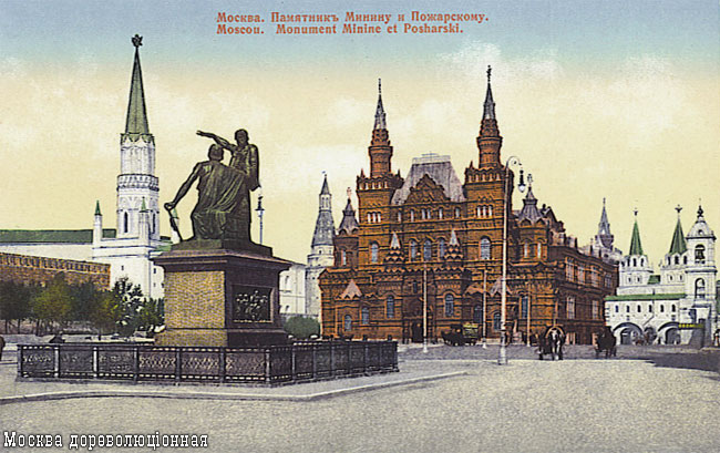монумент на красноватой площади на жеребце