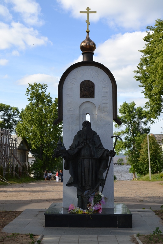 Калязин. Памятник святому Макарию Калязинскому, основателю Троицкого Калязинского монастыря