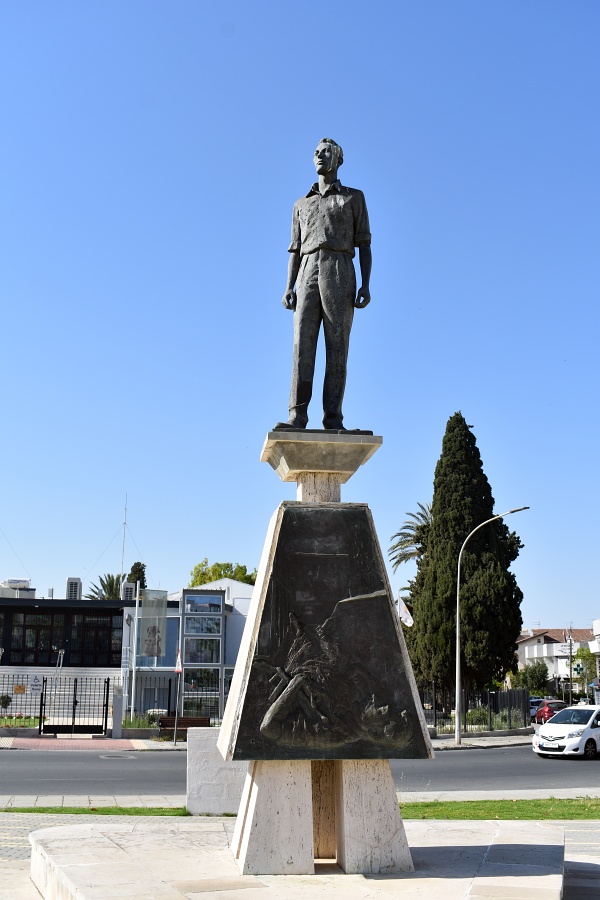 Ларнака, памятник Михалакису Паридесу