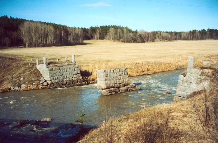 Руины старого моста через речку Сторожевая