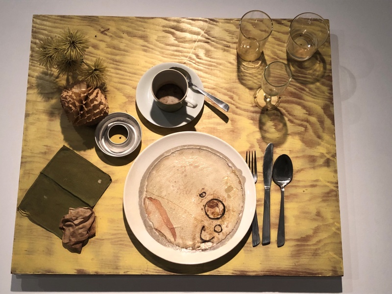 Музей Израиля. Daniel Spoerri – Meal Variation No. 4, Eaten by Jack Youngerman
