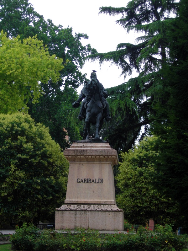 Верона. Памятник Гарибальди