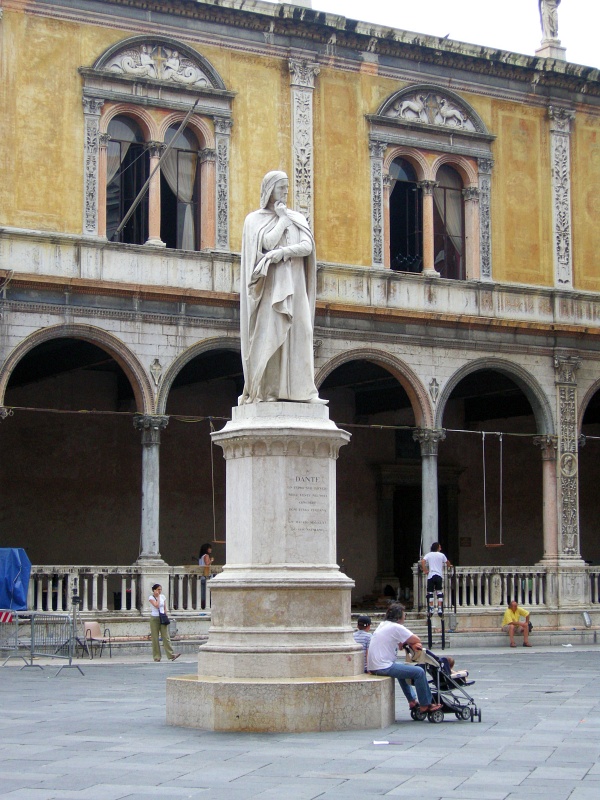 Верона. Памятник Данте