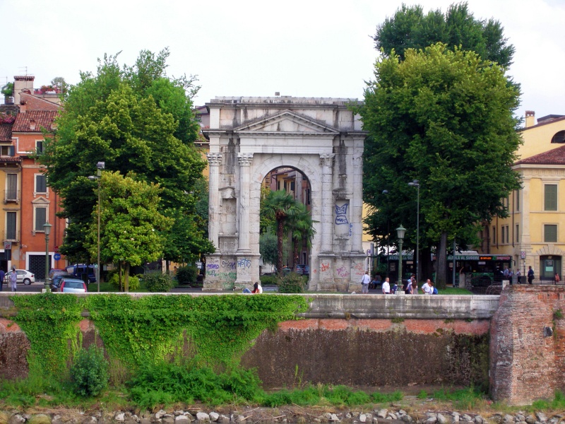 Верона. Триумфальная арка Гавиа