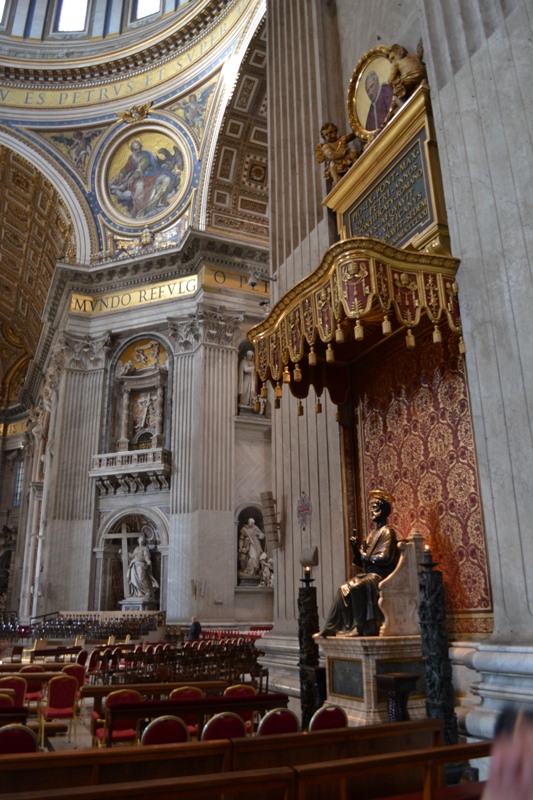 Ватикан. Собор Святого Петра и статуя апостола