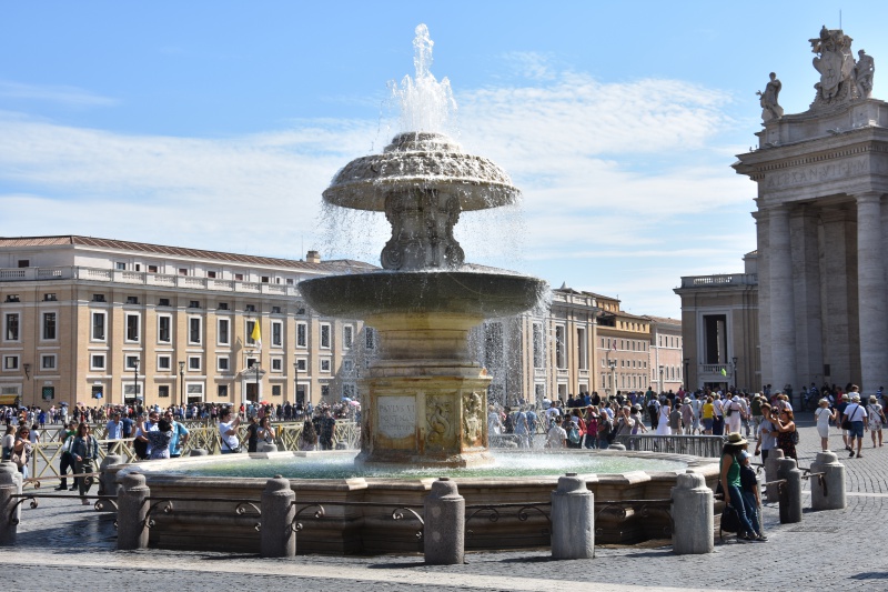 Рим. Фонтан на площади Святого Петра