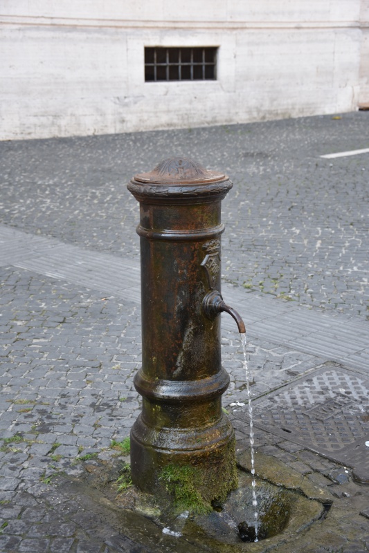 Колонки с питьевой водой на улицах Рима