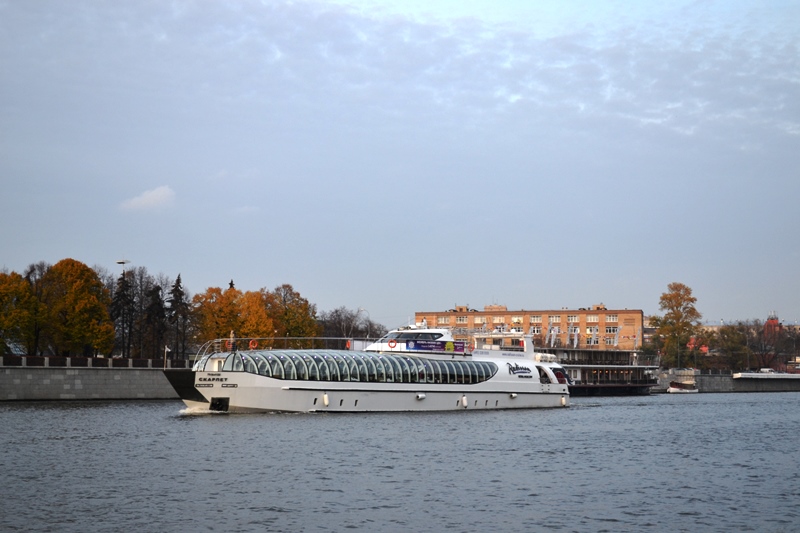 Москву-реку бороздят плавучие рестораны Radisson