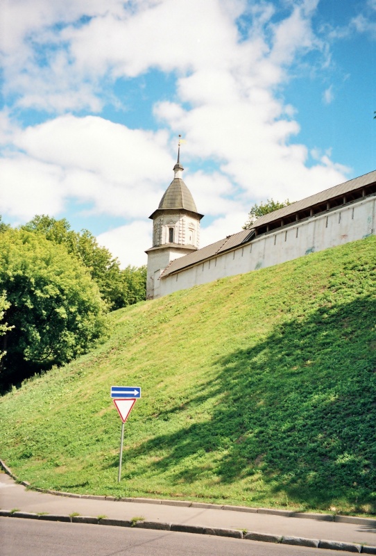 Вид на монастырь со стороны Андроньевской набережной