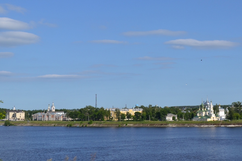 Углич. Вид на Кремль с другого берега Волги