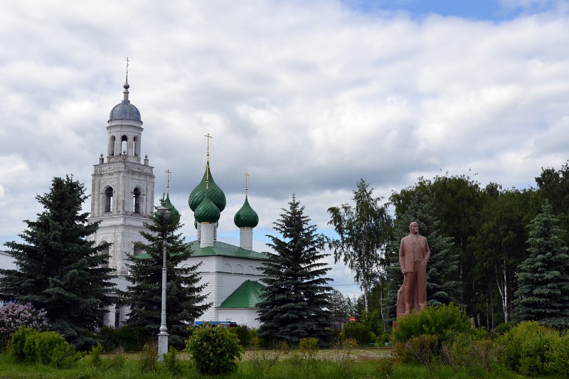 Пошехонье. Троицкий собор и памятник Ленину