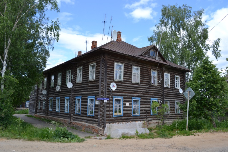 Деревянный многоквартирный дом в Пошехонье