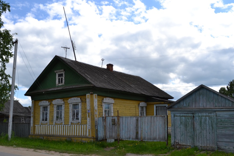 Деревенские дома на дороге Пошехонье – Данилов