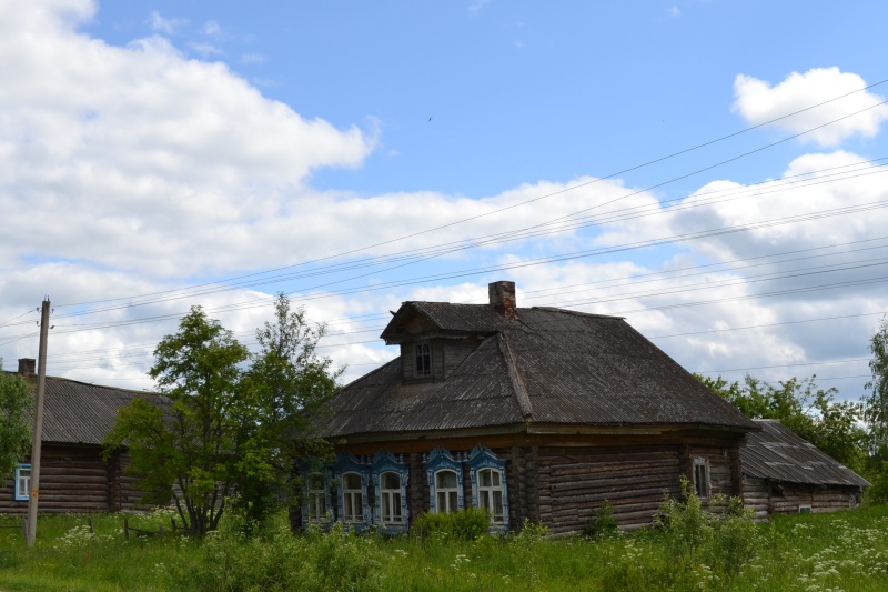 Деревенские дома на дороге Пошехонье – Данилов
